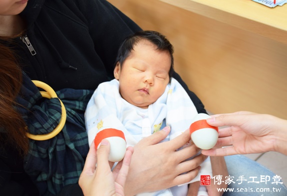 劉寶寶(新竹香山區嬰兒寶寶滿月剃頭理髮、免費嬰兒剃胎毛儀式吉祥話)。中國風會場，爸媽寶貝免費穿「日中韓」古裝禮服。專業拍照、DVD光碟、證書。★購買「臍帶章、肚臍章、胎毛筆刷印章」贈送：剃頭、收涎、抓周，三選一。 2015.11.26 照片4